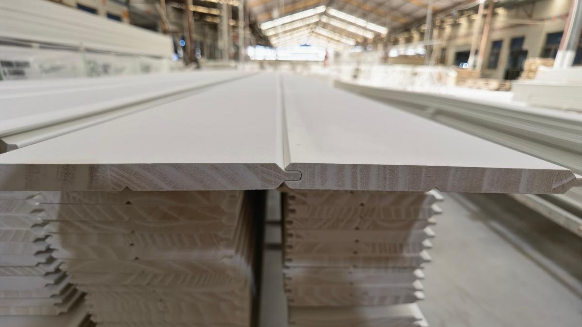 Overview of solid wood, finger-jointed, MDF and veneered moulding profiles arranged for comparison