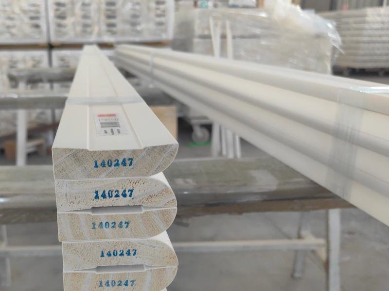 Cross-section view of moulding bundles stacked on a heat-treated pallet, with the contact layer between pallet boards and the bottom bundle highlighted